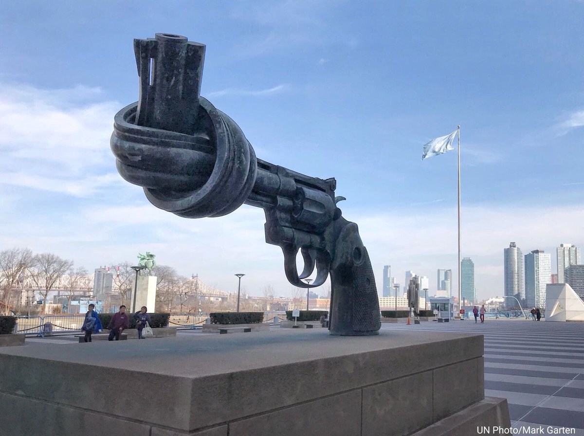 UN's tweet photo. 📸: The "Knotted Gun" sculpture, pictured here at UNHQ in NY, is an inspirational symbol of non-violence.

Throughout Disarmament Week, follow @UN_Disarmament to learn about the UN's vision of a weapon-free world: https://t.co/iK3YCuXFSw https://t.co/JHODAicAQs