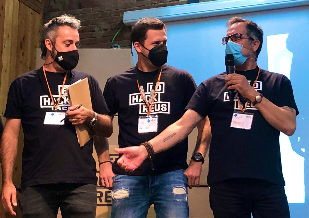 hgardo's tweet photo. Els 3 Peps i les super-facilitadores. What a team!!!
La clau d’un bon #EDhack és un equip de facilitadorxs que sigui:
💧flexible
👩🏽🏫metòdic
🥰empàtic
💪🏼constant
🦖somiador
❤️🔥apassionat https://t.co/SEtBpJHcAX
