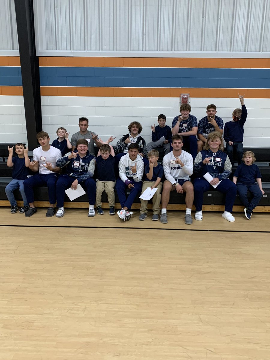 coach_Jessie's tweet photo. We had so much fun, letโs do one more round of pics from todayโs #ReadOptionFriday ! #HookEm #LEO #LoveServeCare ๐ค๐ป๐ค๐ป @darrenleach33 @nate_stecker @MaverickAD1 @BenDownsACMAVS @ACSchoolsTN https://t.co/RhRFxr9aRV