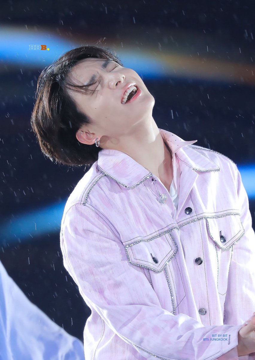 btsseternaI's tweet photo. 2210 🌧️

~ Büyüleyici hatıralarda tek başıma dans etsem bile yağmur yağmaya devam ediyor. Bu sis kalktığında ıslak ayaklarımla sana koşacağım https://t.co/Yi7ejN2pb6