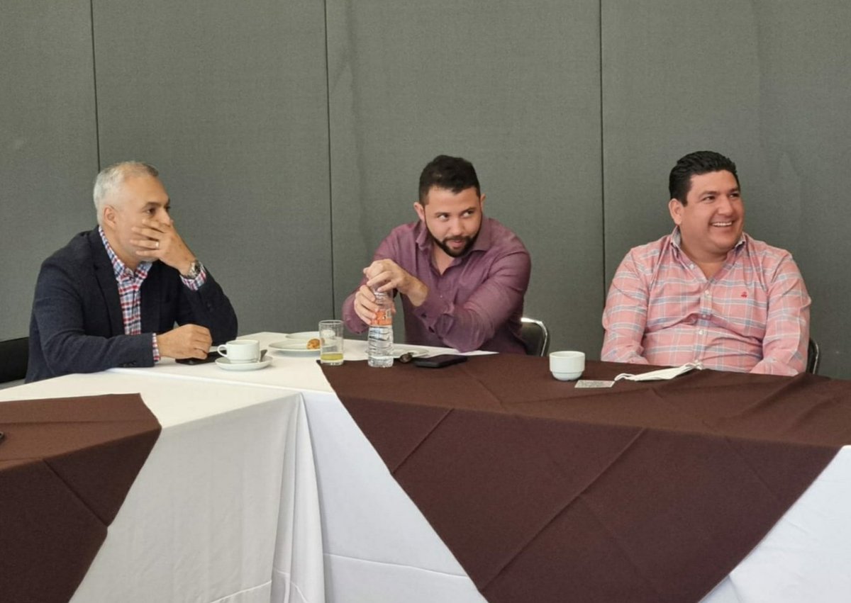 Agradezco la invitación que me hizo el Tesorero de <a href="/ElSaltoGob/">Gobierno Municipal El Salto</a> <a href="/jismaeldiaz/">Jaime Díaz Brambila</a> para capacitar a los #Regidores y a algunos de sus funcionarios en diversos temas sobre la administración pública.