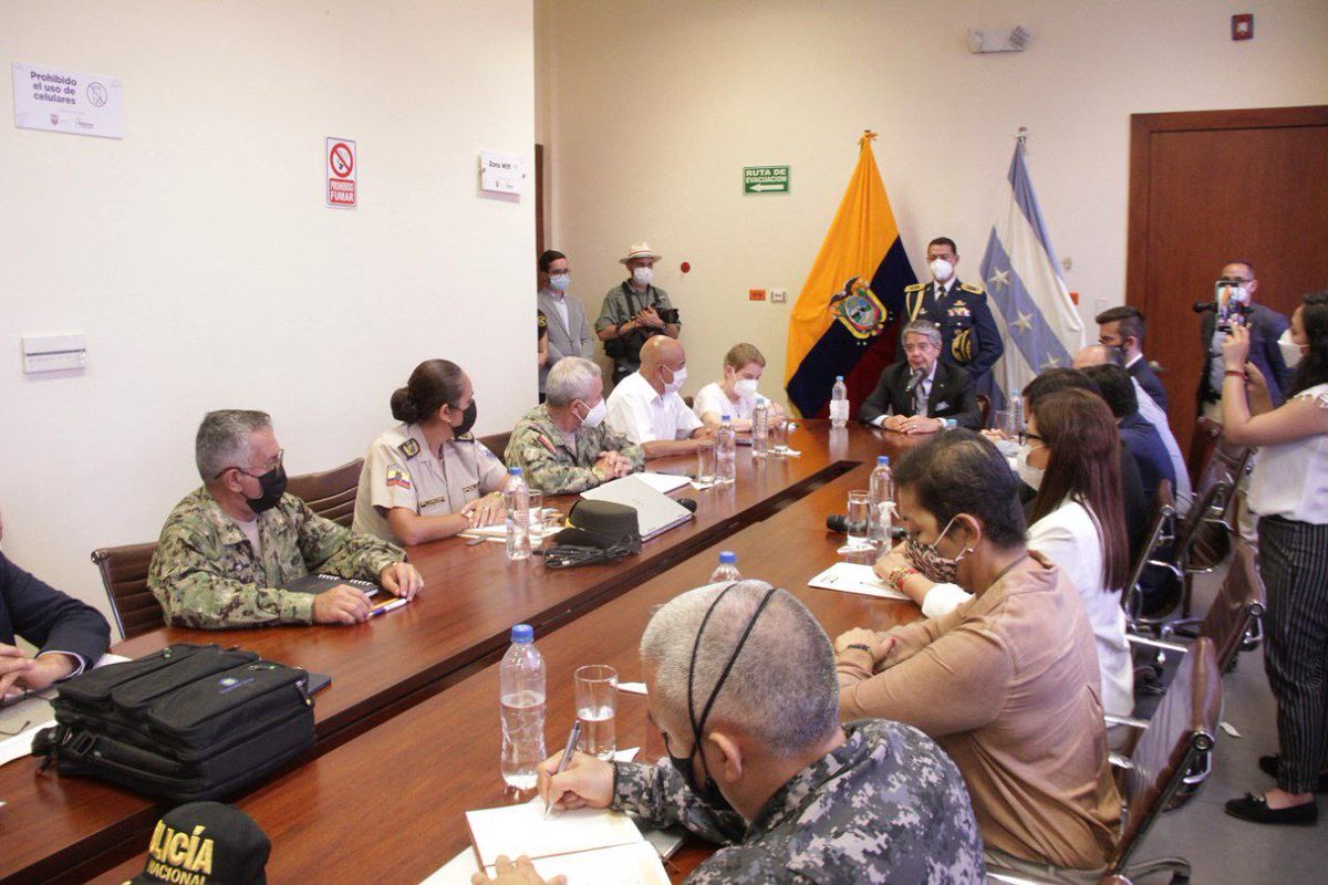 MinGobiernoEc's tweet photo. [AHORA🚨] En la @goberguayasec, la ministra @AlexandraVelaP junto al presidente @LassoGuillermo, @PoliciaEcuador y otras autoridades de Estado analizan acciones del #EstadoDeExcepción que se desarrolla en el país, como parte del #PlanNacionalDeSeguridad.
 
#PorUnEcuadorSeguro https://t.co/q0B2cM0Jxc