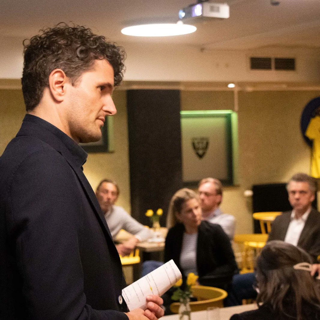 Voorafgaand aan de wedstrijd van vanavond hebben ruim dertig personen, die partners van de VVV Foundation vertegenwoordigden, de eerste ‘VVV Foundation Talk’ bijgewoond. Tijdens deze inspiratiesessie zijn de aanwezigen meegenomen in onze maatschappelijke ambities.