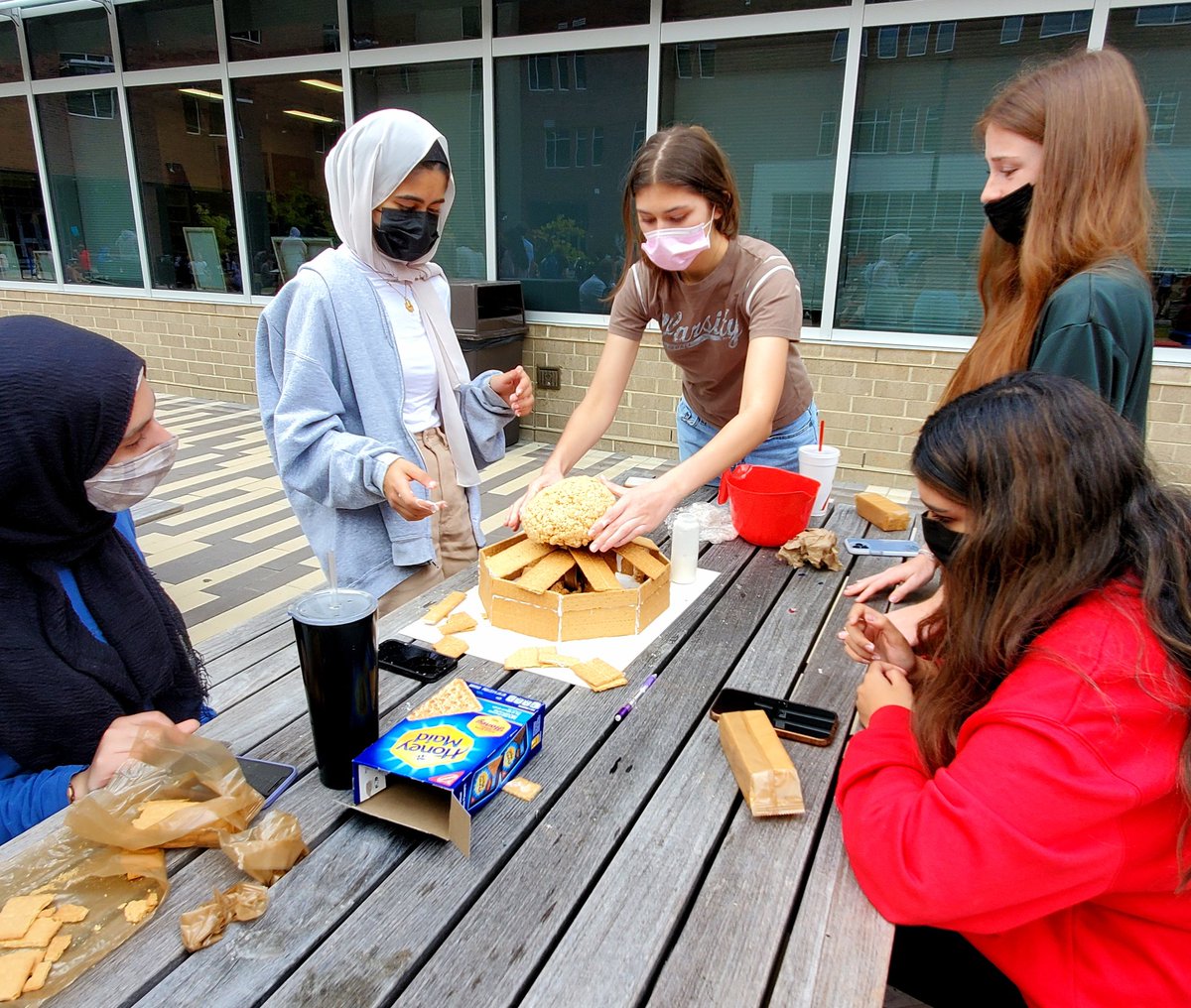 MelissaPurtee's tweet photo. Edible architecture colab with @amycrump! AP Art History sts build ancient architecture, Advanced Drafting sts helped with scale &amp; construction. https://t.co/hfrePJKwzh