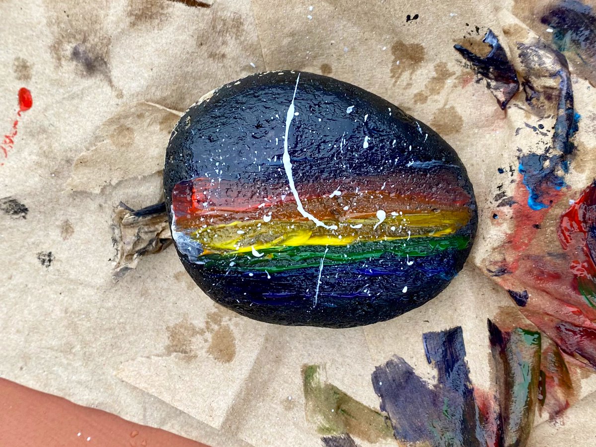 Cette semaine en géographie avec les élèves en neuvième année… Learning about rocks + connections to Indigenous rock art traditions in Canada + nature walks + storytelling through rock painting