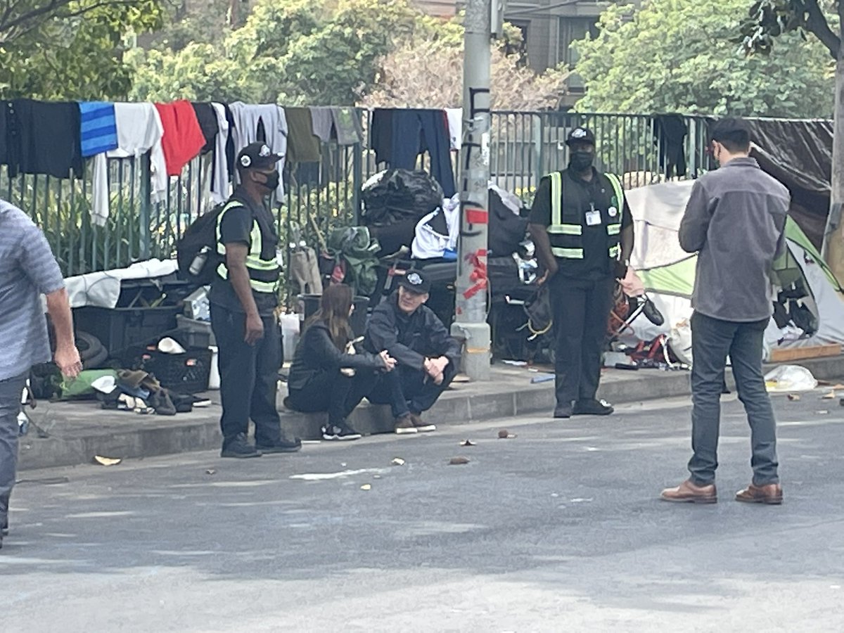 StreetWatchLA's tweet photo. In the shadow of vacant apartments and hotels, and as the city continues to waste millions on harmful sweeps, 41.18 signs and tool sheds, Garcetti takes his mask off for yet another photo opp, this time at an encampment in Hollywood
#FailMayor https://t.co/kPQkbIbcH4