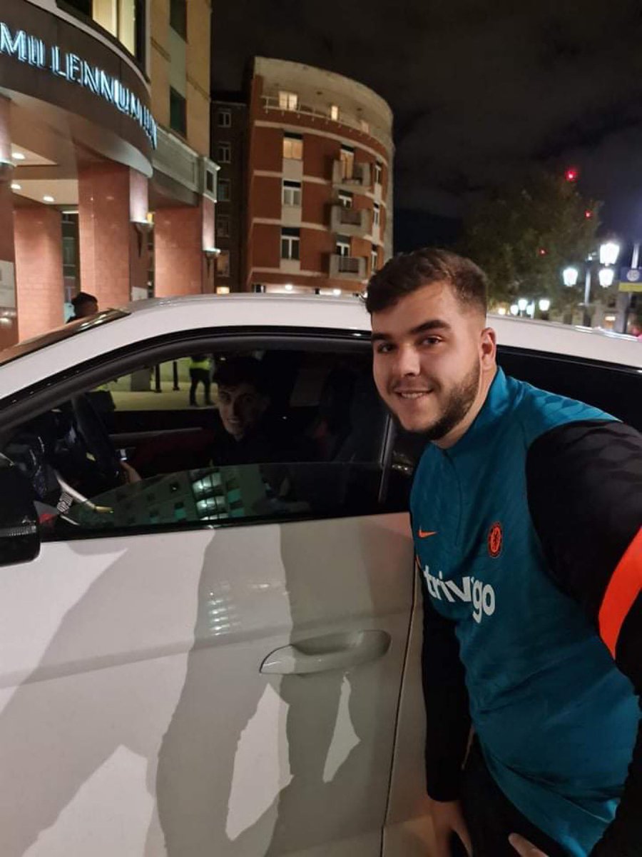 MissRamsay00's tweet photo. Chelsea game tomorrow with the other half!! Kieran happy to meet some players on their way into the hotel!! #chelsea #londonisblue https://t.co/ikdryRVPzP