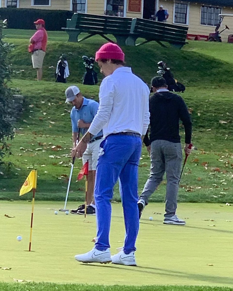 hsdaily's tweet photo. Harry golfing in Massachusetts today - October 22 (via fiona.geddes) https://t.co/Mj0kJ4FxqC