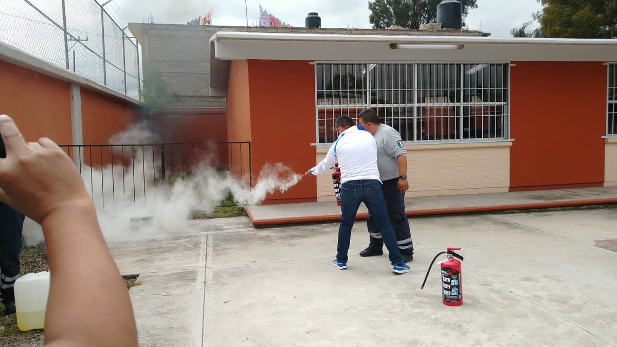 IvanAyalaSec36's tweet photo. La clave de que las cosas se logren de una mejor manera, es prevenir y tener conocimientos 😉‼️
El día de hoy asistimos al Curso de Protección Civil‼️
Gracias por la invitación 😃
@ArmandoGarciaMX Aliado de la Educación
#ValleDeChalcoSolidaridad
#SectorIV
#Sección36 https://t.co/YZdA7FJ6Tc