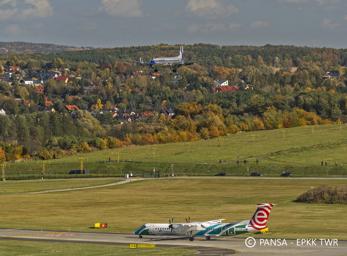 PANSA_PL's tweet image. Dziś nasi kontrolerzy z @KrakowAirport obsługiwali wyjątkowego gościa - Douglas'a #DC6B. Dziś, ze zbudowanych 704 maszyn, na całym świecie zdatnych do lotu jest około 40. Ten unikatowy egzemplarz na płycie krakowskiego lotniska będzie można podziwiać do niedzieli #ProstozKrakowa