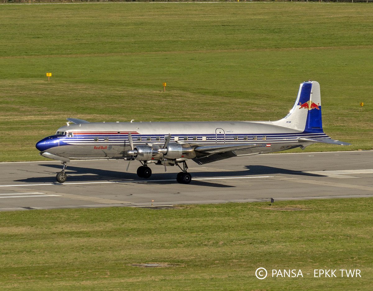 PANSA_PL's tweet image. Dziś nasi kontrolerzy z @KrakowAirport obsługiwali wyjątkowego gościa - Douglas'a #DC6B. Dziś, ze zbudowanych 704 maszyn, na całym świecie zdatnych do lotu jest około 40. Ten unikatowy egzemplarz na płycie krakowskiego lotniska będzie można podziwiać do niedzieli #ProstozKrakowa