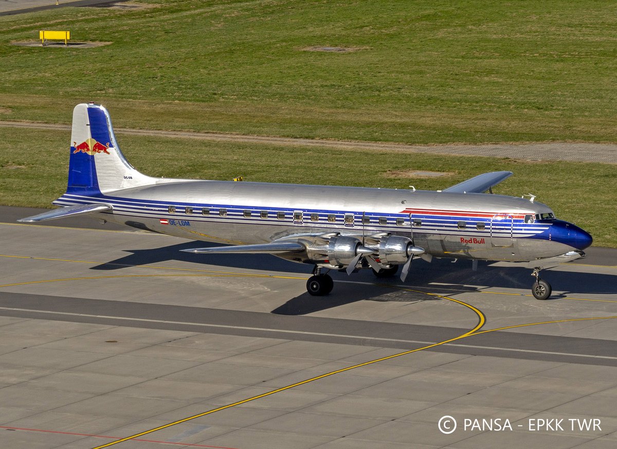 PANSA_PL's tweet image. Dziś nasi kontrolerzy z @KrakowAirport obsługiwali wyjątkowego gościa - Douglas'a #DC6B. Dziś, ze zbudowanych 704 maszyn, na całym świecie zdatnych do lotu jest około 40. Ten unikatowy egzemplarz na płycie krakowskiego lotniska będzie można podziwiać do niedzieli #ProstozKrakowa