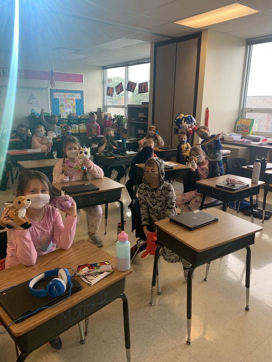 ms_mihelich's tweet photo. 2G loves pajama and stuffed animal day! #glenoaksschool https://t.co/JLIKyLogPf