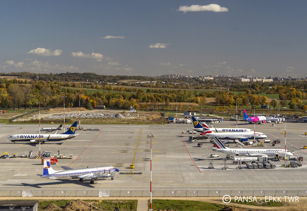 PANSA_PL's tweet image. Dziś nasi kontrolerzy z @KrakowAirport obsługiwali wyjątkowego gościa - Douglas'a #DC6B. Dziś, ze zbudowanych 704 maszyn, na całym świecie zdatnych do lotu jest około 40. Ten unikatowy egzemplarz na płycie krakowskiego lotniska będzie można podziwiać do niedzieli #ProstozKrakowa