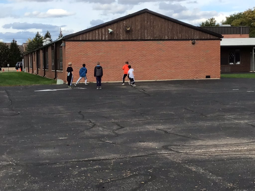msfunksclass's tweet photo. Our class has been doing so awesome! Had some time to celebrate and play #classbonding #fun #5thgrade @PHSD23 @D23Sullivan #Proud2BD23 https://t.co/L7SaRrL78M
