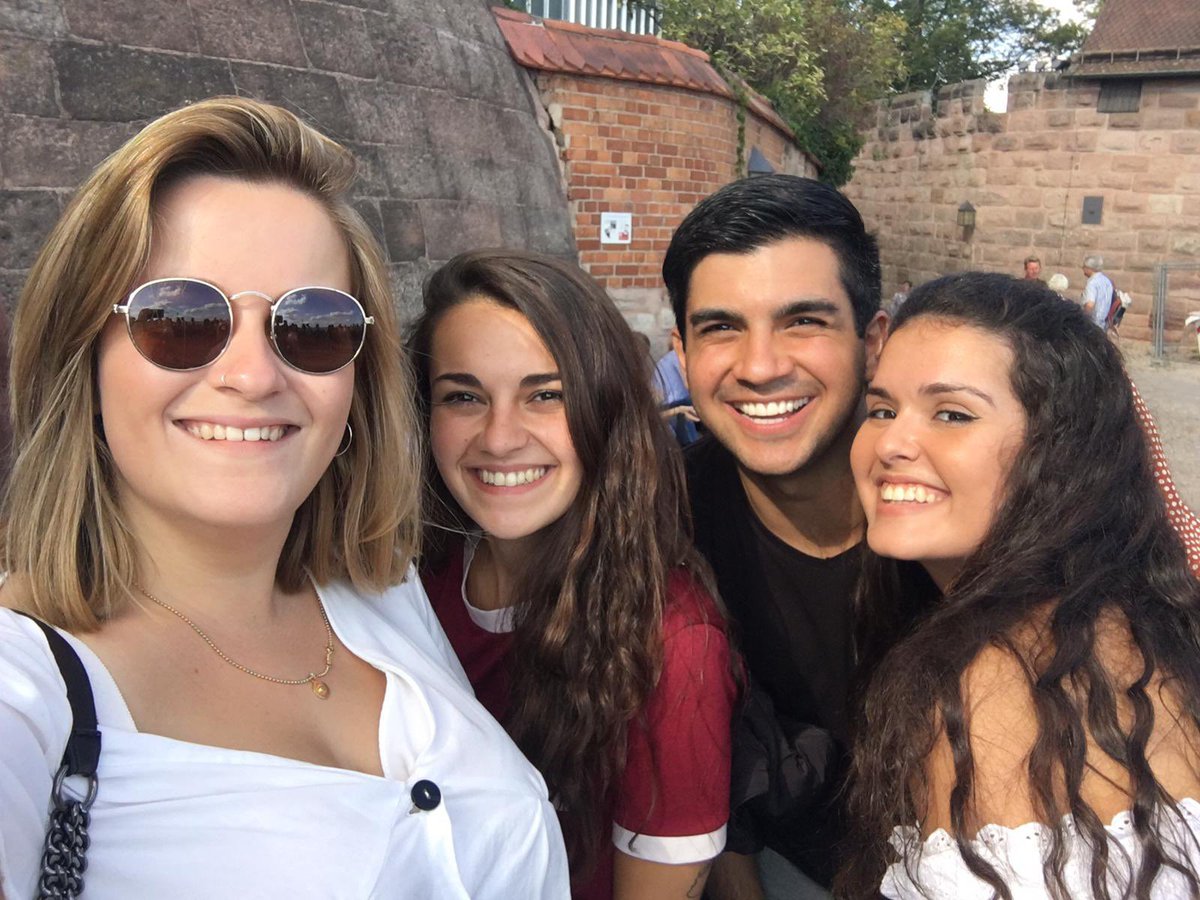 RicardoFranMa's tweet photo. Feliz cumpleaños a mi corazón andaluz @merihuete. Estamos como en la primera foto, esperando puntual y pacientemente a nuestra siguiente aventura. En la segunda, en la cima de un castillo bávaro. En la tercera, vestidos de banderas de mil colores. En la cuarta, juntos por siempre https://t.co/0EaTzZDHve