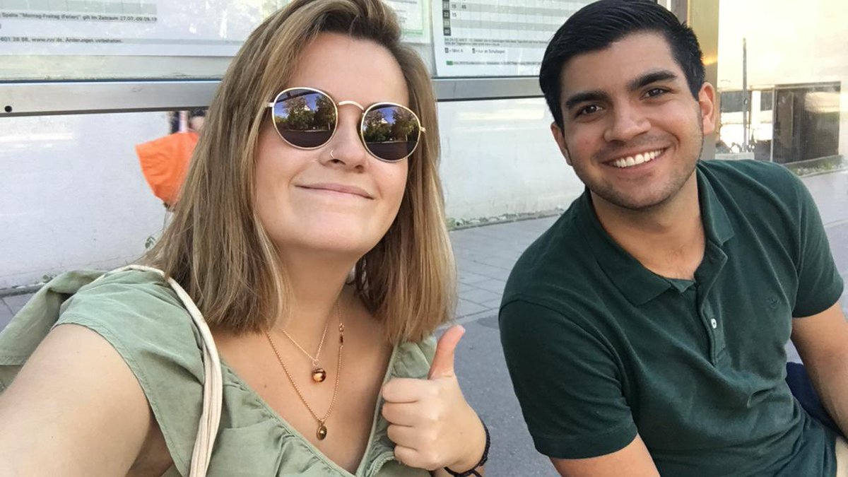 RicardoFranMa's tweet photo. Feliz cumpleaños a mi corazón andaluz @merihuete. Estamos como en la primera foto, esperando puntual y pacientemente a nuestra siguiente aventura. En la segunda, en la cima de un castillo bávaro. En la tercera, vestidos de banderas de mil colores. En la cuarta, juntos por siempre https://t.co/0EaTzZDHve