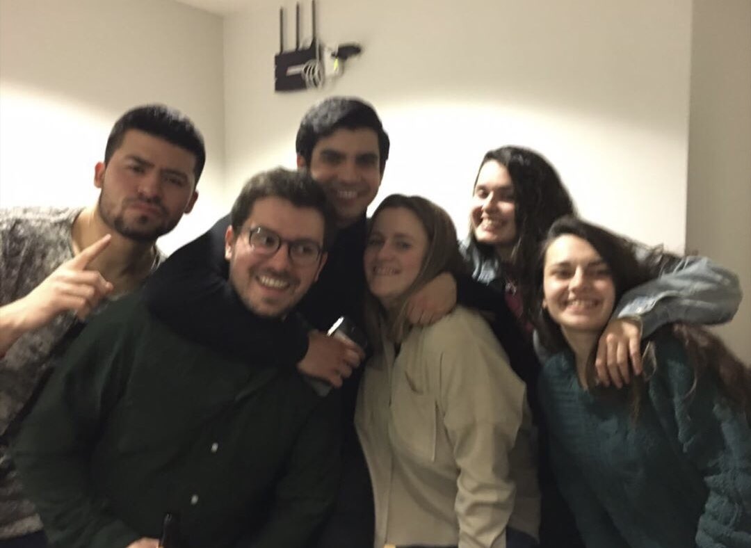RicardoFranMa's tweet photo. Feliz cumpleaños a mi corazón andaluz @merihuete. Estamos como en la primera foto, esperando puntual y pacientemente a nuestra siguiente aventura. En la segunda, en la cima de un castillo bávaro. En la tercera, vestidos de banderas de mil colores. En la cuarta, juntos por siempre https://t.co/0EaTzZDHve