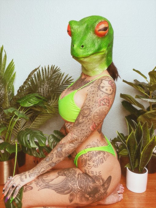 Halloween content dropping on my site today! https://t.co/cyvvC5OFu4 🐸 🎃 https://t.co/204crUA0NM