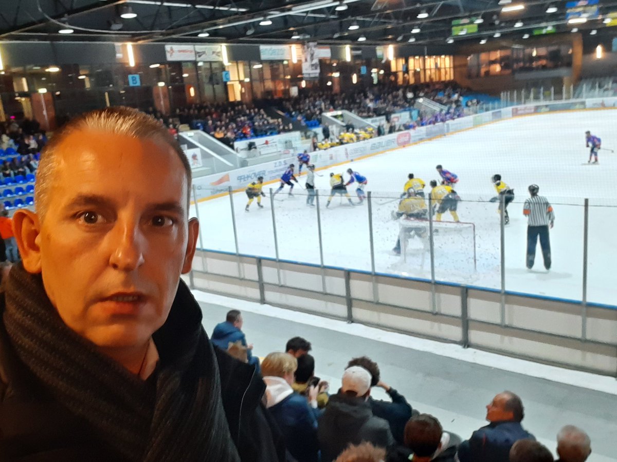 ArjenDubbelaar's tweet photo. Vanavond een mooie avond ijshockey! Na eerste periode 2 - 0. Hart voor Den Haag / Groep de Mos vindt Hijs Hokij / @HHokij wΓ©l belangrijk! Ook in het stadhuis.. ππ₯³ #HIJS https://t.co/vqqOVeIhO5