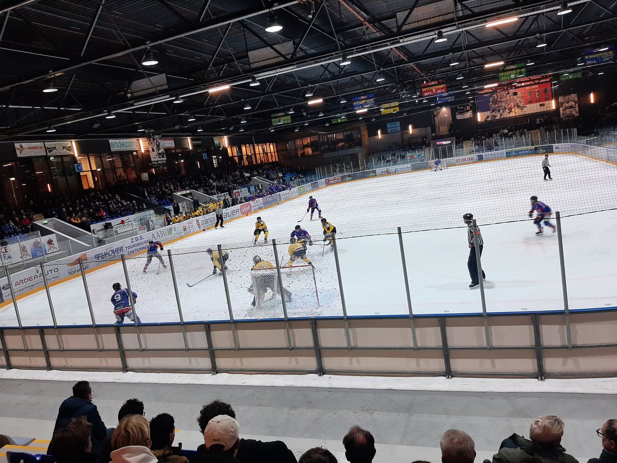 ArjenDubbelaar's tweet photo. Vanavond een mooie avond ijshockey! Na eerste periode 2 - 0. Hart voor Den Haag / Groep de Mos vindt Hijs Hokij / @HHokij wΓ©l belangrijk! Ook in het stadhuis.. ππ₯³ #HIJS https://t.co/vqqOVeIhO5