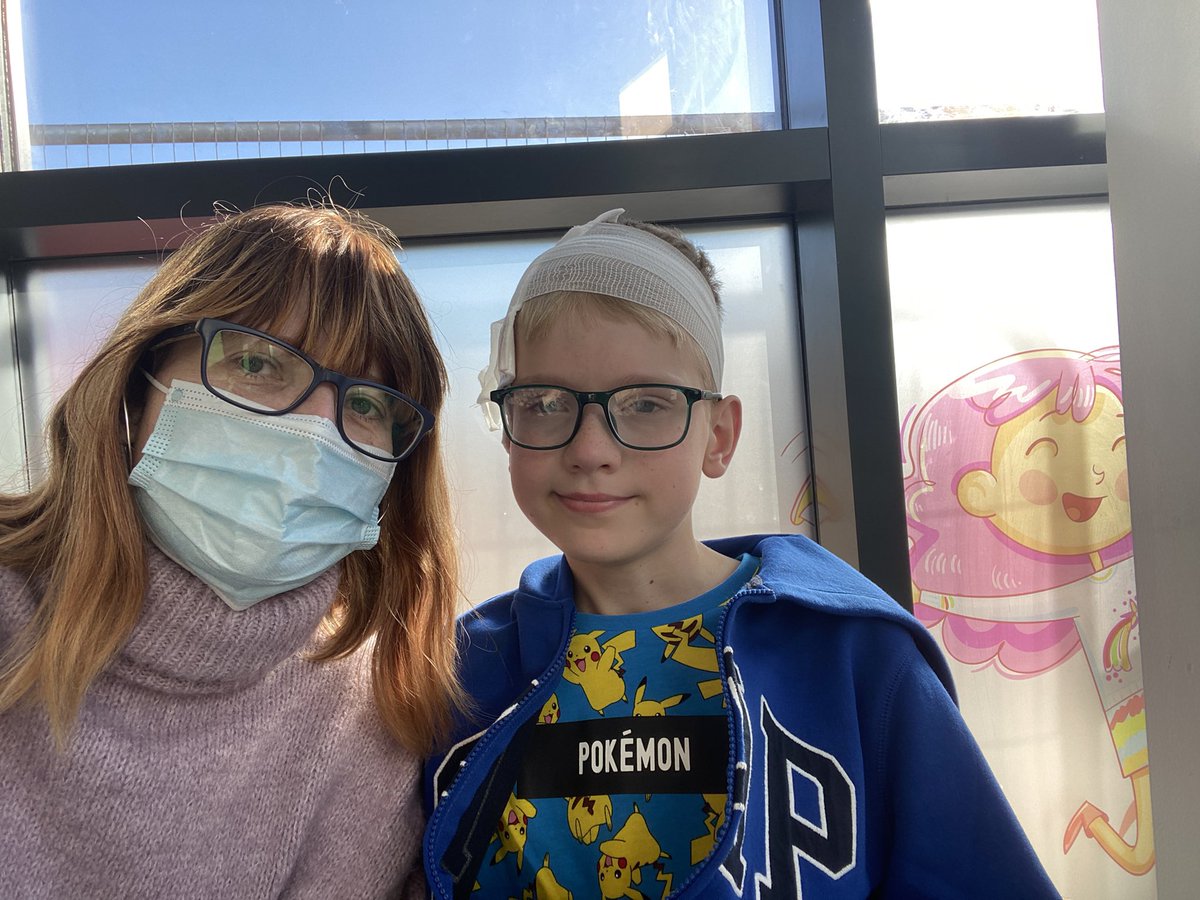 Barbara39896991's tweet photo. Be nice, don’t give back and go home with glue on your head 🥺😢happy half term https://t.co/Qf9hSHuGjT