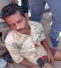 AskAnshul's tweet photo. Manoj Paswan was transporting chicken from a poultry farm when a Nihang sikh stopped him at Singhu border farmers' protest site &amp; demanded a chicken for free.

When he denied it, Nihang beat him &amp; broke his leg with a rod.

Nihang also accused him of smoking beedi at protest site https://t.co/poLLrPRII9