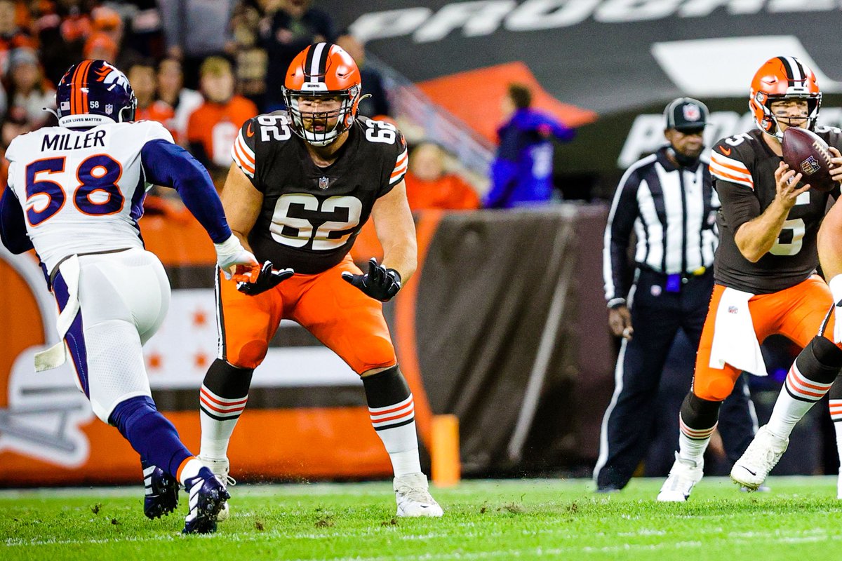 Browns's tweet photo. Vitals check for a guy named Blake:
Body Temp - ✅
Pulse Rate - ✅
Breathing Rate - ✅
Blood Pressure - ✅
Status - Still Alive!!! https://t.co/9CrIGqezx9