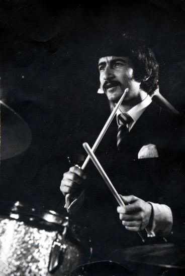 hulyayalim's tweet photo. Caz ve Rock’n Roll müzikte neredeyse her gösteride “ ..ve davulda #DurulGence “ sözü ile hafızalarda kalacak. Ruhu şad olsun. https://t.co/mNyTHxTlYH