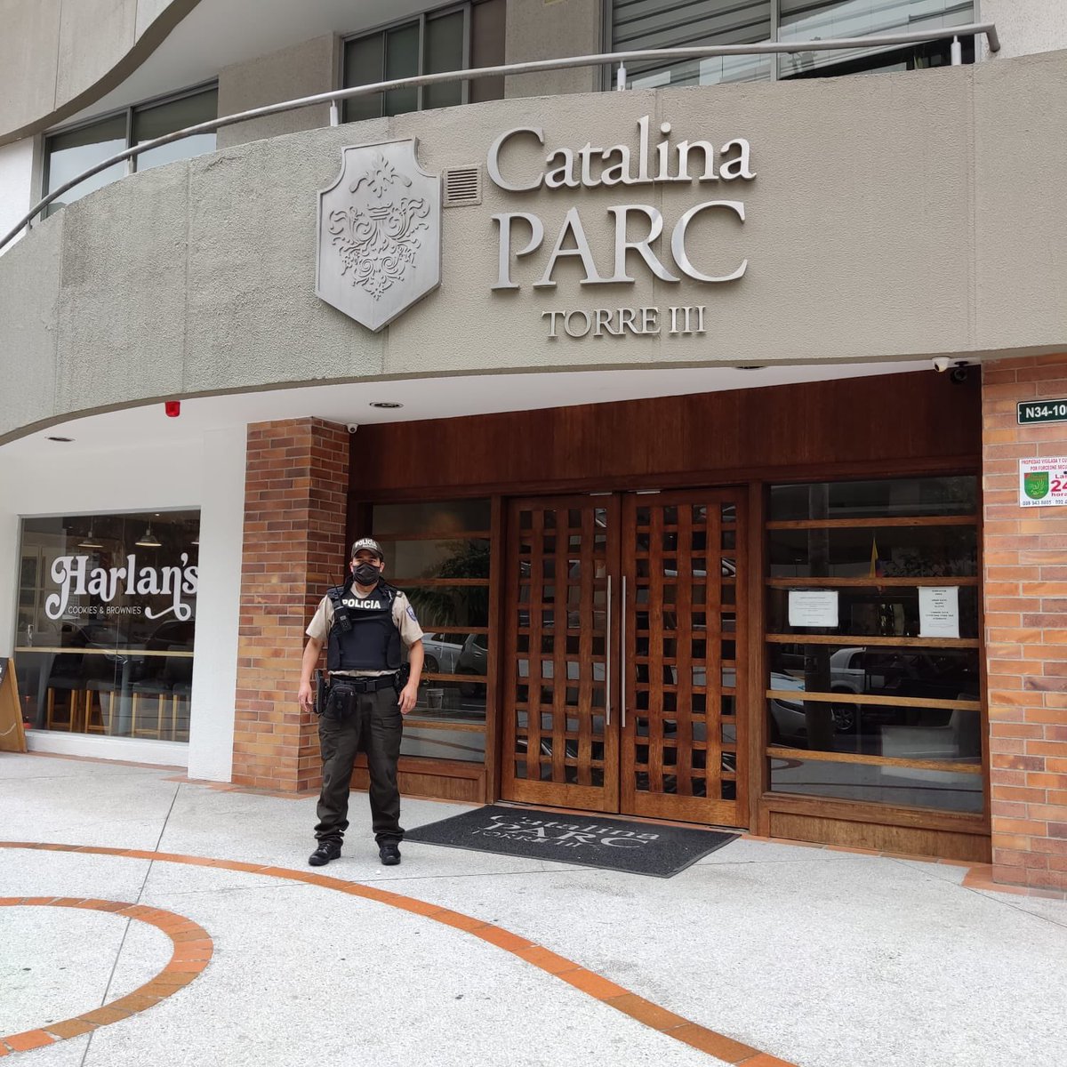 PoliciaEcuador's tweet photo. ACTIVADOS 👮‍♂️

Brindamos presencia policial, en exteriores de entidades financieras, en #UIO, con la finalidad de prevenir hechos delictivo y de violencia.

#RescateEcuador
#EstadoDeExcepción https://t.co/4KIaSfoBtX