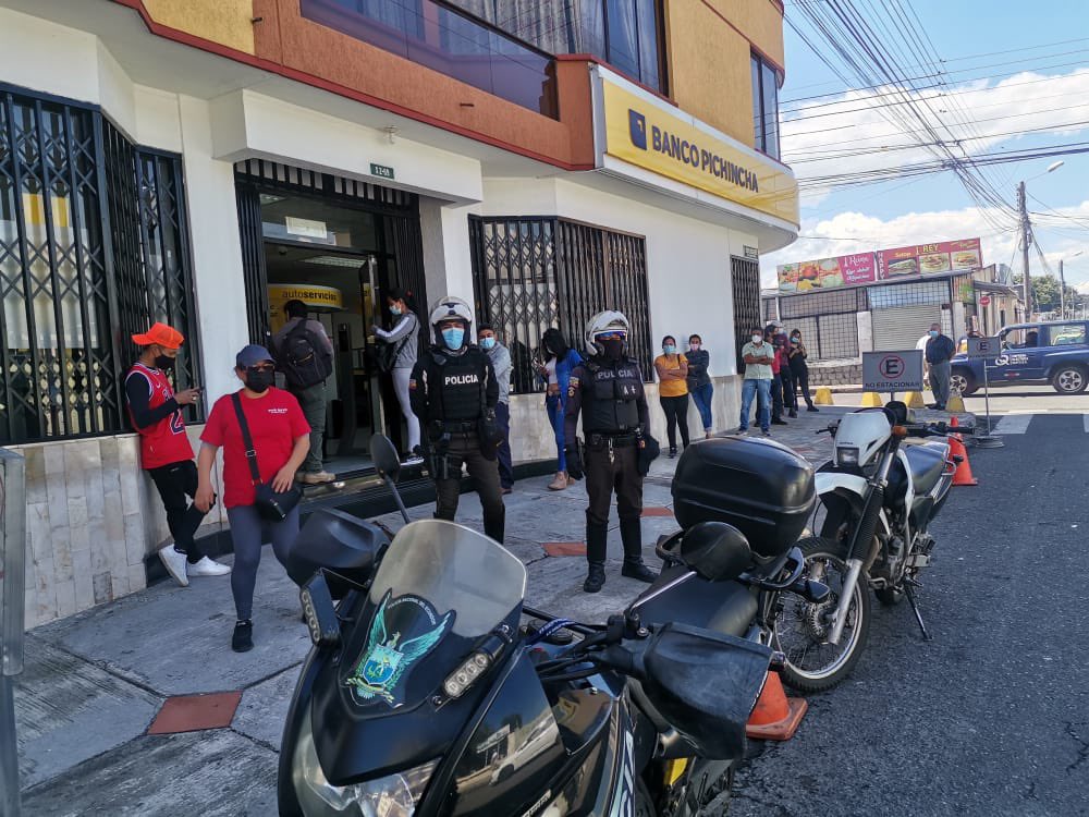 PoliciaEcuador's tweet photo. ACTIVADOS 👮‍♂️

Brindamos presencia policial, en exteriores de entidades financieras, en #UIO, con la finalidad de prevenir hechos delictivo y de violencia.

#RescateEcuador
#EstadoDeExcepción https://t.co/4KIaSfoBtX