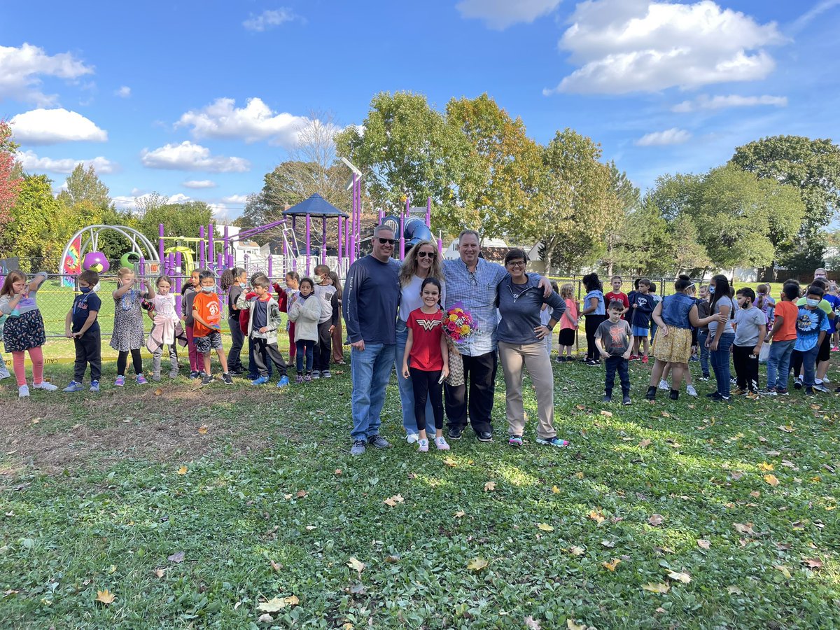 BrownPeabody's tweet photo. The Brown School is so proud of Ms. Courtney Goldsworthy for winning 104.9’s North Shore’s Greatest Teacher of the Year! Congratulations to an amazing teacher who #risesabove and #inspiresgreatness each and every day! #BulldogPRIDE @Peabody_Super https://t.co/VcvaL6hxtb