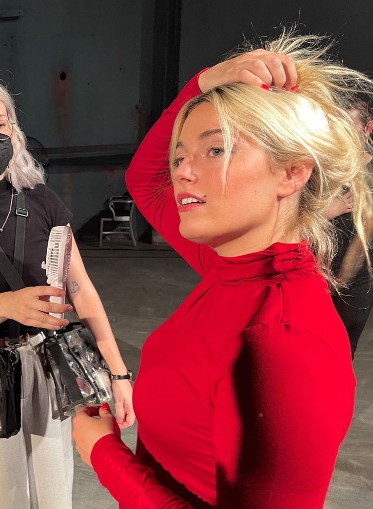 ashesfave's tweet image. that’s me right there
i’m her adoring fan