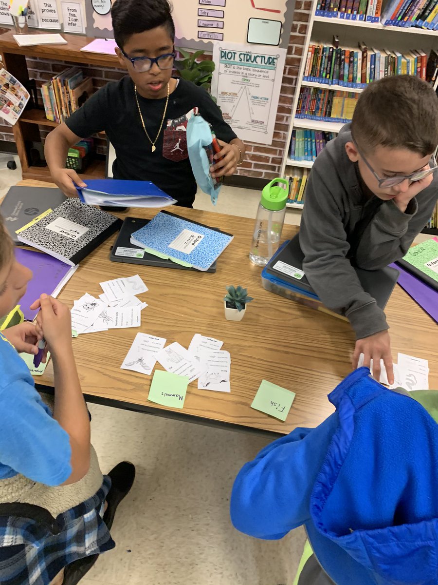 LessonsWithMsC's tweet photo. Categorizing animals.  Team work. #5thscience  @R_M_Moore_Elem https://t.co/y3kn0SN7gt
