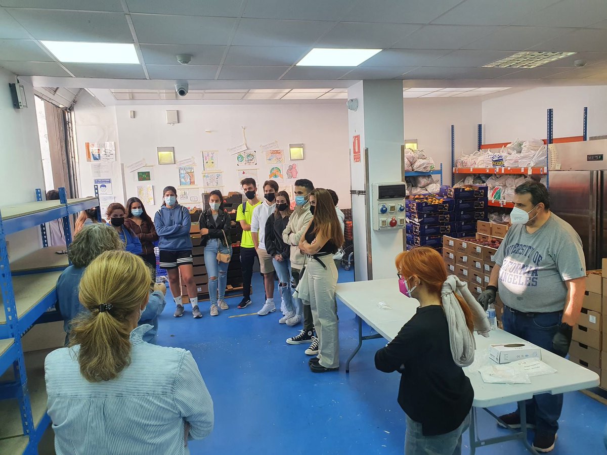 LaSalleInstituc's tweet photo. Hoy, en #ILSA_Grupos , alumnos de 1- #ILSA_Bachillerato participan   con @RLasaguilas en el embolsado de comida para familias del barrio. Gracias por darnos la oportunidad de conocer la gran labor que hacéis.  #SomosLaSalle #EstásEnCasa https://t.co/u3ae7pEkmL