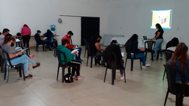 ASSAlSantafe's tweet photo. 👩‍🏫ASSAl Calchaquí realizó el Curso de Capacitación de Manipulación Segura y Saludable de los Alimentos. Recordá: el carné de manipulador tiene una vigencia de 3 años y es obligatorio p/todos aquellos trabajadores vinculados a la alimentación. ➕ info 👉 https://t.co/cXwJohEZ0q https://t.co/oOS39MlByK