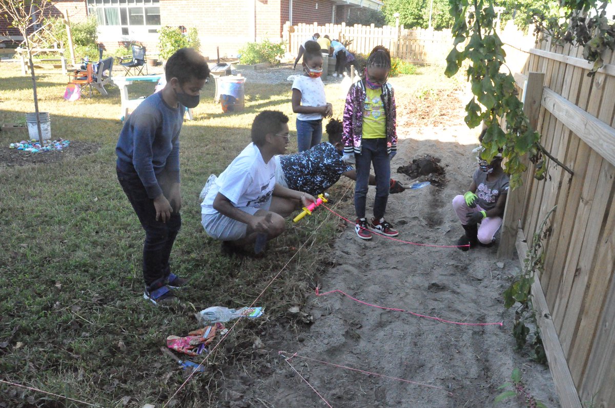 KevinRickard4's tweet image. The Water Brigade waters the radish and carrot seeds they just planted. @WilsonTishia @vbscratch #vbalwayslearning