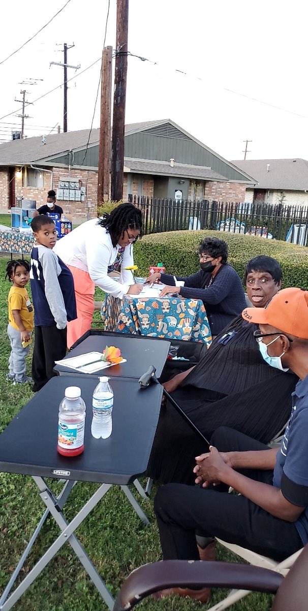 AlamoCommGroup's tweet photo. What a great movie night at the #SpringfieldManorApts. Make sure to get with our Resident Coordinators to find out the latest events and activities. https://t.co/6Fbv6bgceU