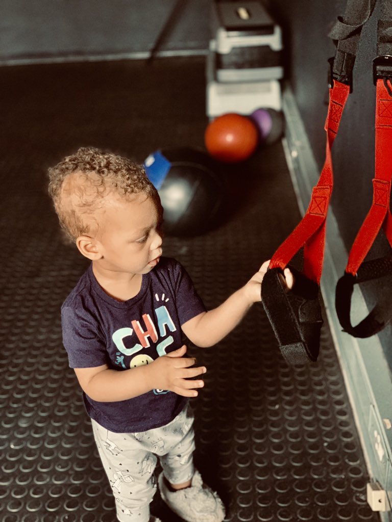 audas_vanschoor's tweet photo. WHEN #AVSKIDS CAME OUT TO PLAY 😅.. OR TRAIN
Start them from young 🙌🏽🤎
#FUNTIMES #PARENTING #ExerciseforKids #TrainingWithTheKids
#THEDIARIESOFKAI #THE4VanSchoors #VsCrew #WATCHINGMILAGROW #FUNDAY #Plank #Avsfitness #TEAMAVS https://t.co/MVERhHW9Hp