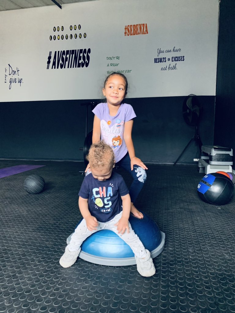 audas_vanschoor's tweet photo. WHEN #AVSKIDS CAME OUT TO PLAY 😅.. OR TRAIN
Start them from young 🙌🏽🤎
#FUNTIMES #PARENTING #ExerciseforKids #TrainingWithTheKids
#THEDIARIESOFKAI #THE4VanSchoors #VsCrew #WATCHINGMILAGROW #FUNDAY #Plank #Avsfitness #TEAMAVS https://t.co/MVERhHW9Hp