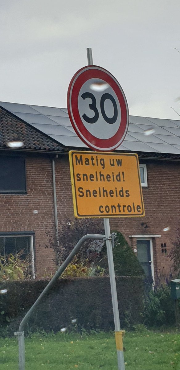 Whalertje's tweet photo. Dus.... #Aalsmeer richt het dorp opnieuw in. Gevolg files, verkeersoverlast en "te hard" rijdende auto's. Oplossing, een bord neerzetten met een niet uitvoerbare boodschap. Handhaven op 30 km/u kan alleen als de weg daartoe is ingericht. Verkeersbesluit? #N196 #N201 https://t.co/DhPB8b1gud