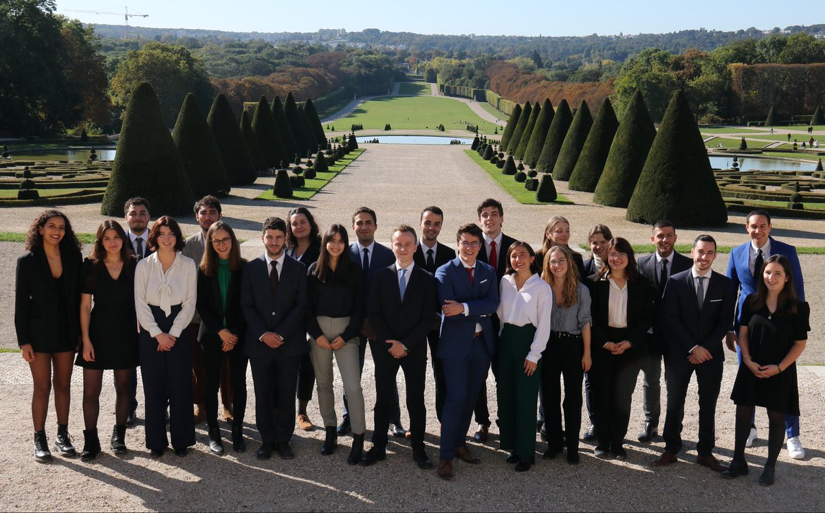 AssoM2DAST's tweet photo. Nous sommes ravis de vous présenter la promotion 2021-2022 du master 2 Droit des activités aérospatiales et des télécommunications (DAST), dirigé par M. Philippe Achilleas 🚀 https://t.co/JOxCLrWLqr