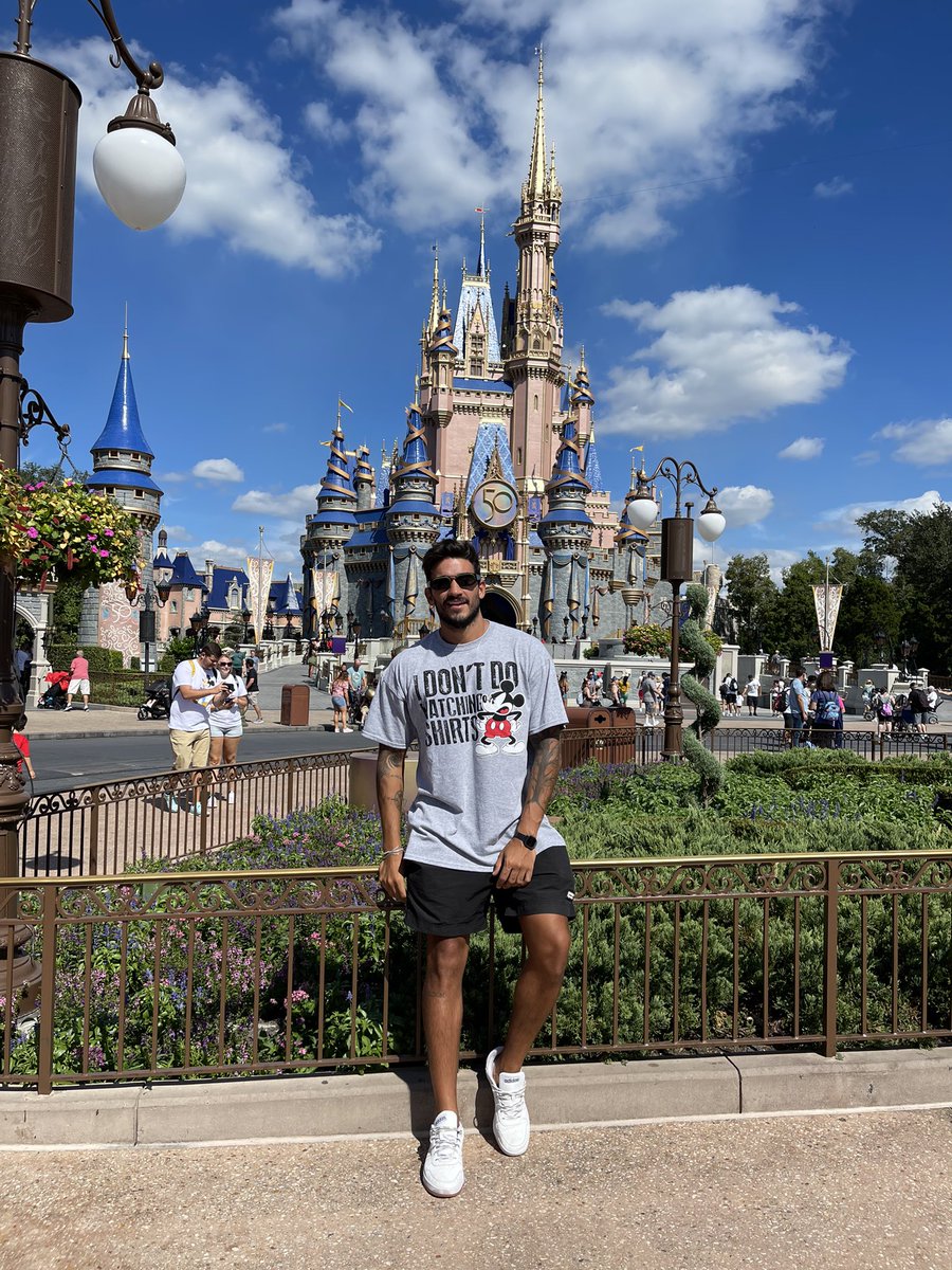 guinapolitano's tweet photo. Comemoração de 25 anos de Disney e 50 anos. 😜 https://t.co/rCQ2c98Ag0