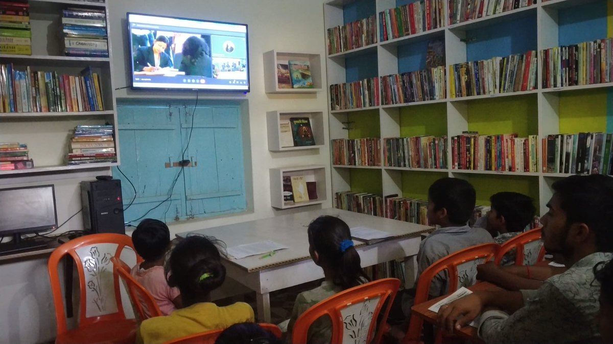 RgnulLAC's tweet photo. Yet another amazing session at @BansaLibrary.
We're having the time of our lives!
#ProjectKaksha https://t.co/1p7tS8oXXM