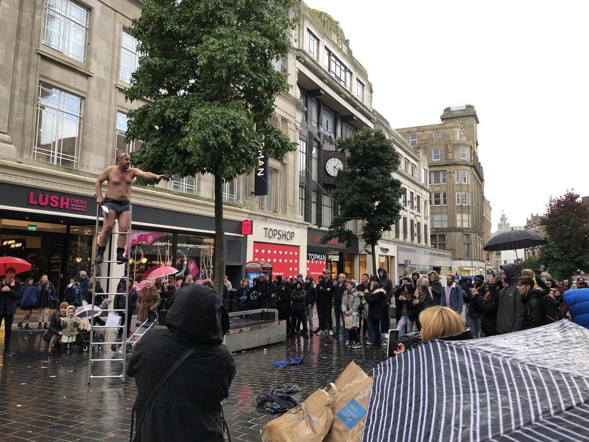 fringe_lpool's tweet photo. Some fabulous #streettheatre from @UnstableActs for the @fringe_lpool Theatre is on the street in #Liverpool @CultureLPool @TheGuideLpool @LpoolBIDcompany 🎭 https://t.co/sgGaRg4ABX