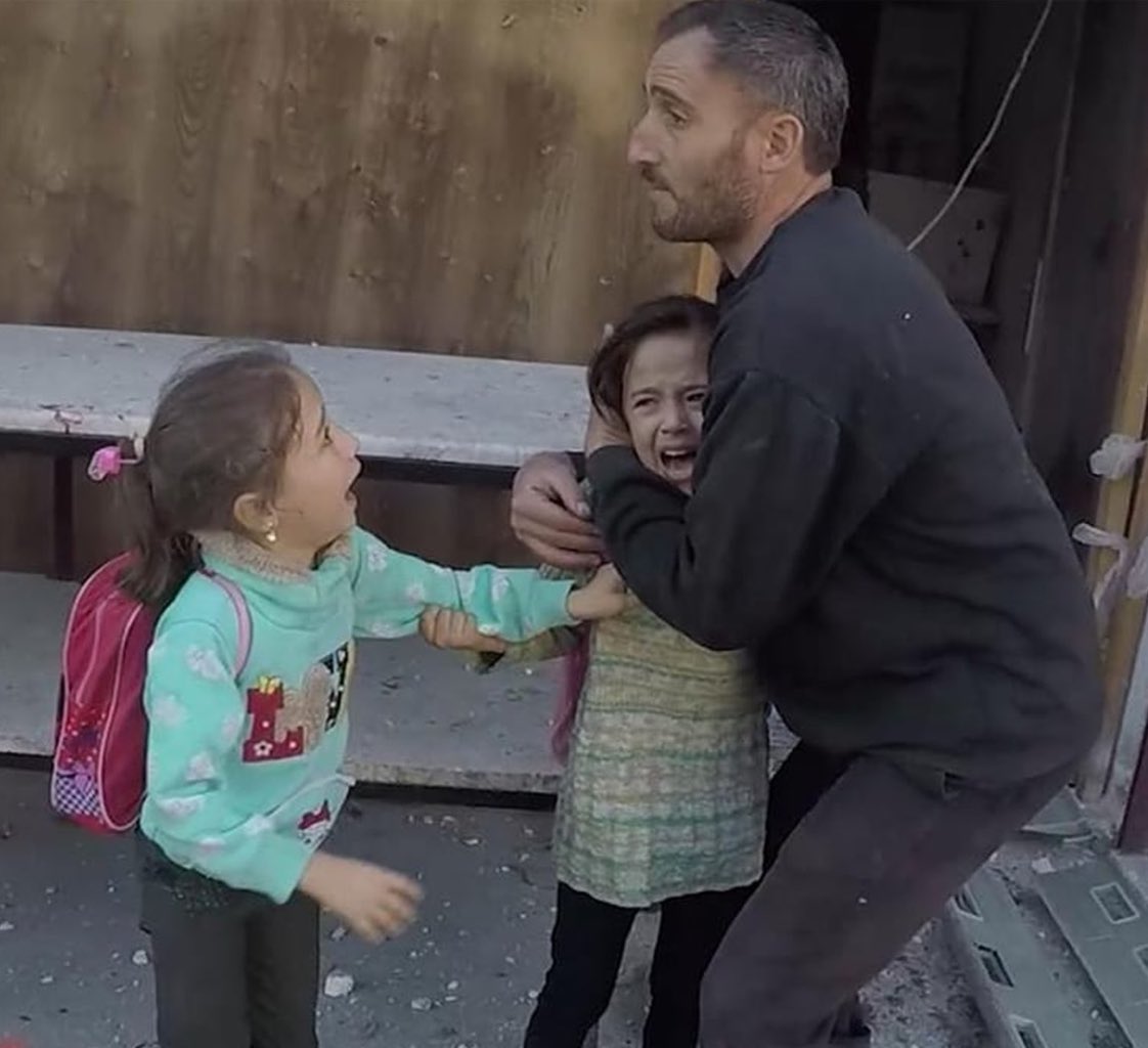 sahabatalaqsha's tweet photo. Laporan @k7ybnd99, dua hari lalu anak2 ini sedang berangkat sekolah, tiba2 hujan bom rezim Assad didukung Russia menimpa pasar yang mereka lewati. Tiba2 teman2 mereka bergelimpangan jadi jenazah. #SuriahKita https://t.co/DlJHdVlNby