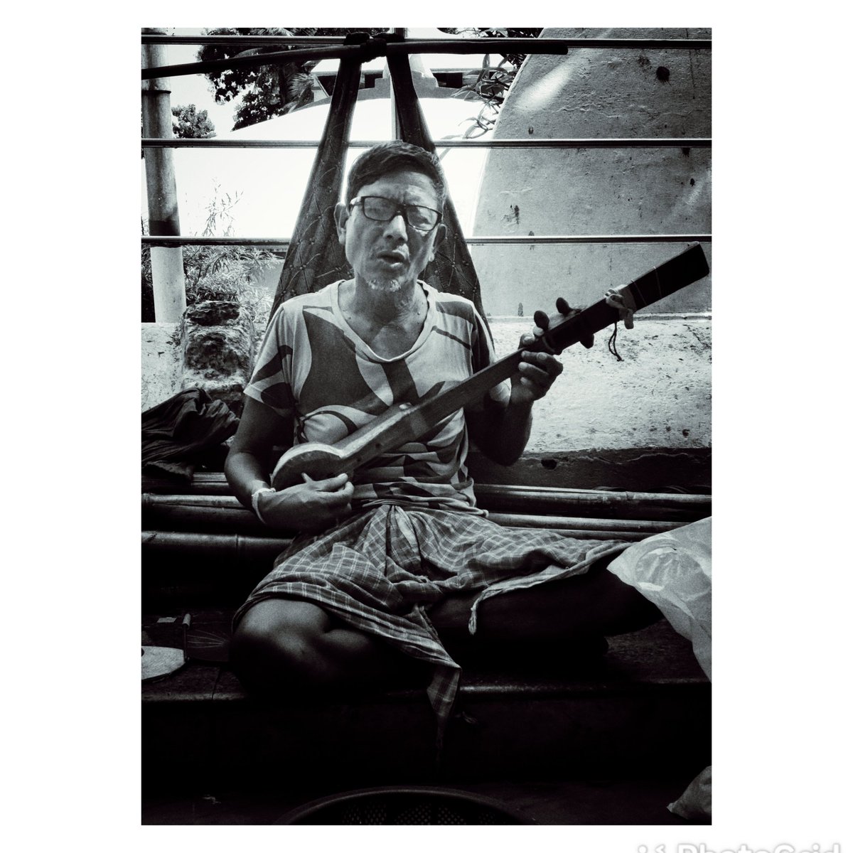 shivani_tanpure's tweet photo. A story I failed to put into words - hence the photograph!
#assam #kamakhyatemple #humanportraits #humansofindia #travelphotography https://t.co/Wlybhfskov