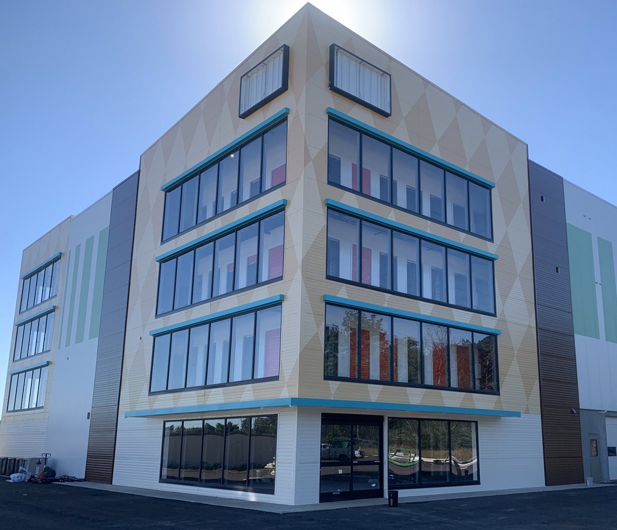 The various paint colors and design add to the dimensions of this <a href="/uhaul/">uhaul</a> building. 👏🏼 Call us at 404.985.1618 and we can help you transform the look and feel of any structure. #paintdetails #qualitypaintwork