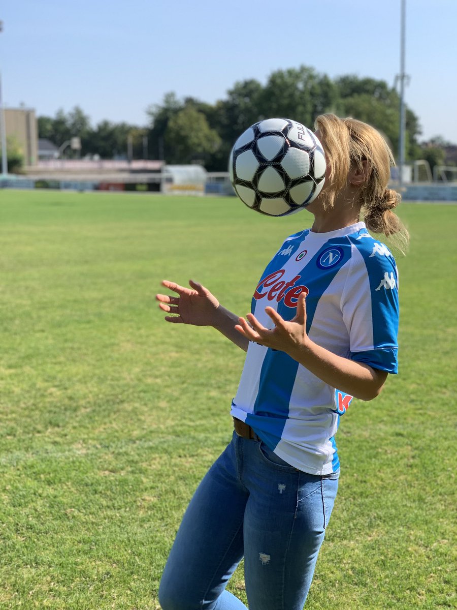 Oops….😉 photo shoot der anderen Art..brutaler Sport 😎🍀

#behindthescenes #makingof #tor #kopfball #fußball #pretty #Napoli #liederbach #trikot