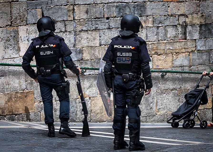 SUPnavarra's tweet photo. La detención fue realizada junto con dos #PoliciasNacionales de la #3UIP de #Valencia y la  #8UIP de #Coruña 👮🏻‍♂️👮🏼‍♂️👮‍♂️👏🏻👏🏻 

✅Buen trabajo compañeros 👏🏻👏🏻
#MedallasParaQuienLasMerezca 
#SUP https://t.co/pWo86K33Wl